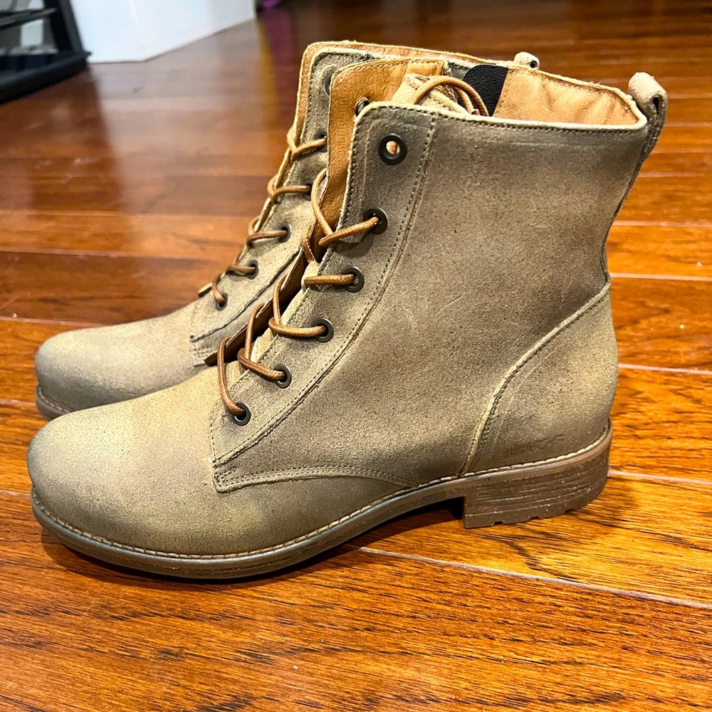 Taos Boots - Tan size 9-9.5